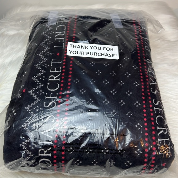 NWT Victoria’s Secret Sherpa Plush Fleece Blanket Black & White 50” x 60” - Picture 8 of 8
